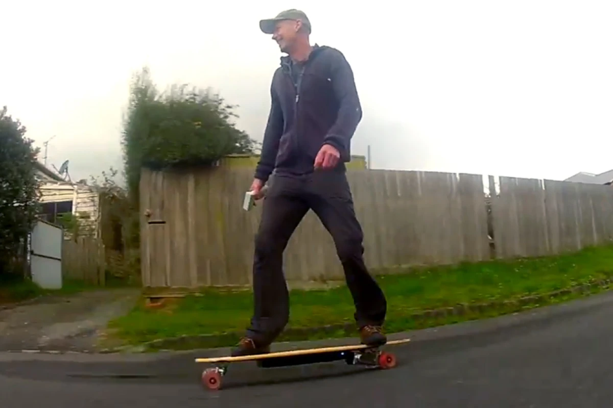 Gizmag's Noel McKeegan hits the streets on the Evolve electric skateboard