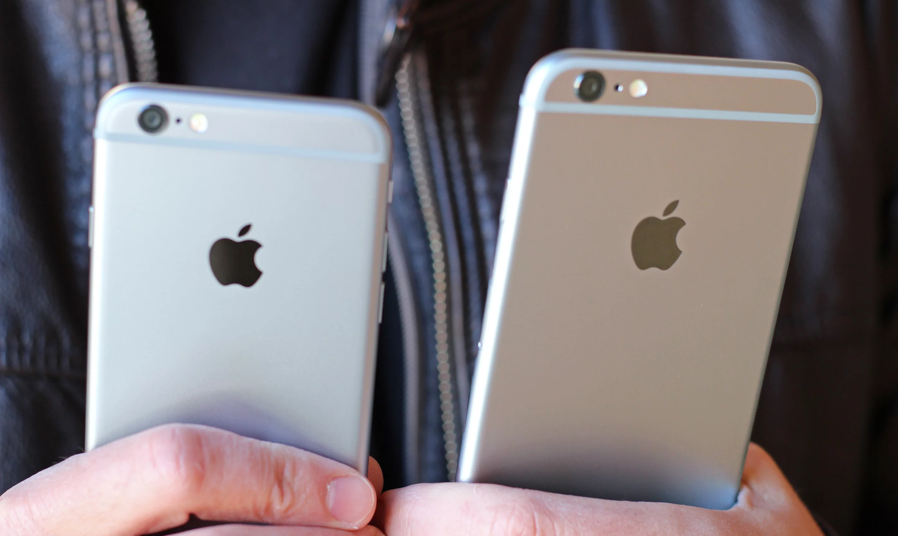 The two iPhones in hand (Photo: Will Shanklin/Gizmag.com)