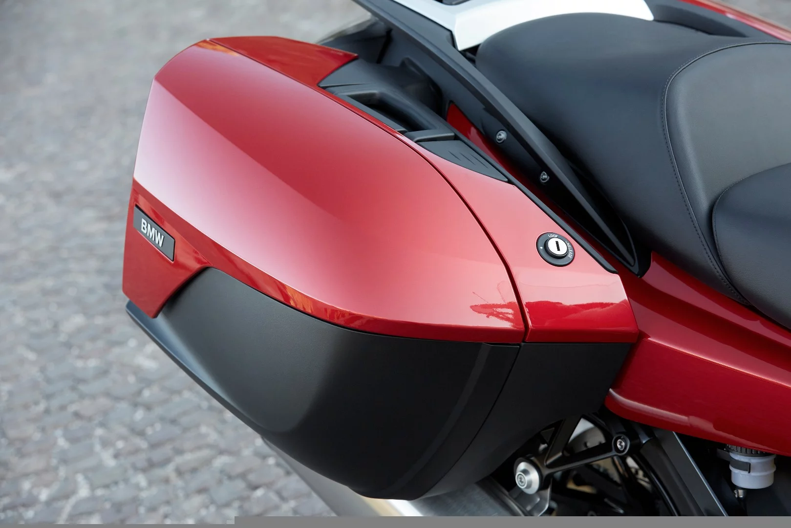 2017 BMW K1600GT: panniers