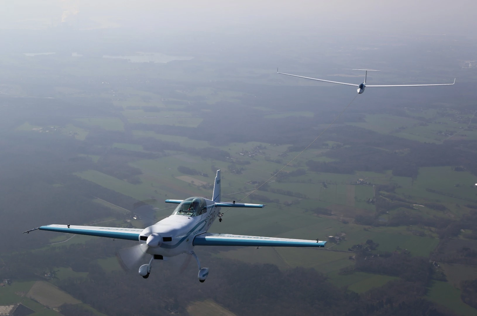 The Extra 330LE electric plane towed the type LS8-neo glider up to 600 meters in just 76 seconds