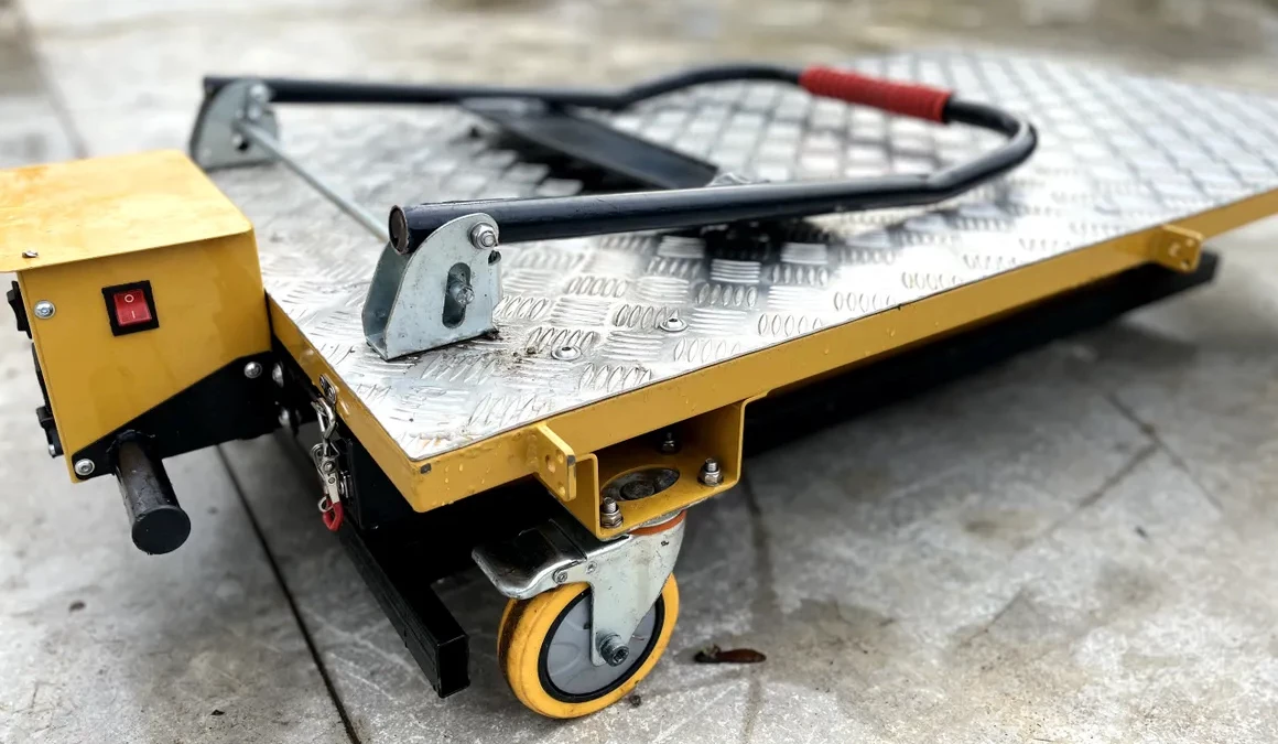 The powder-coated aluminum handle folds down when the cart isn't in use