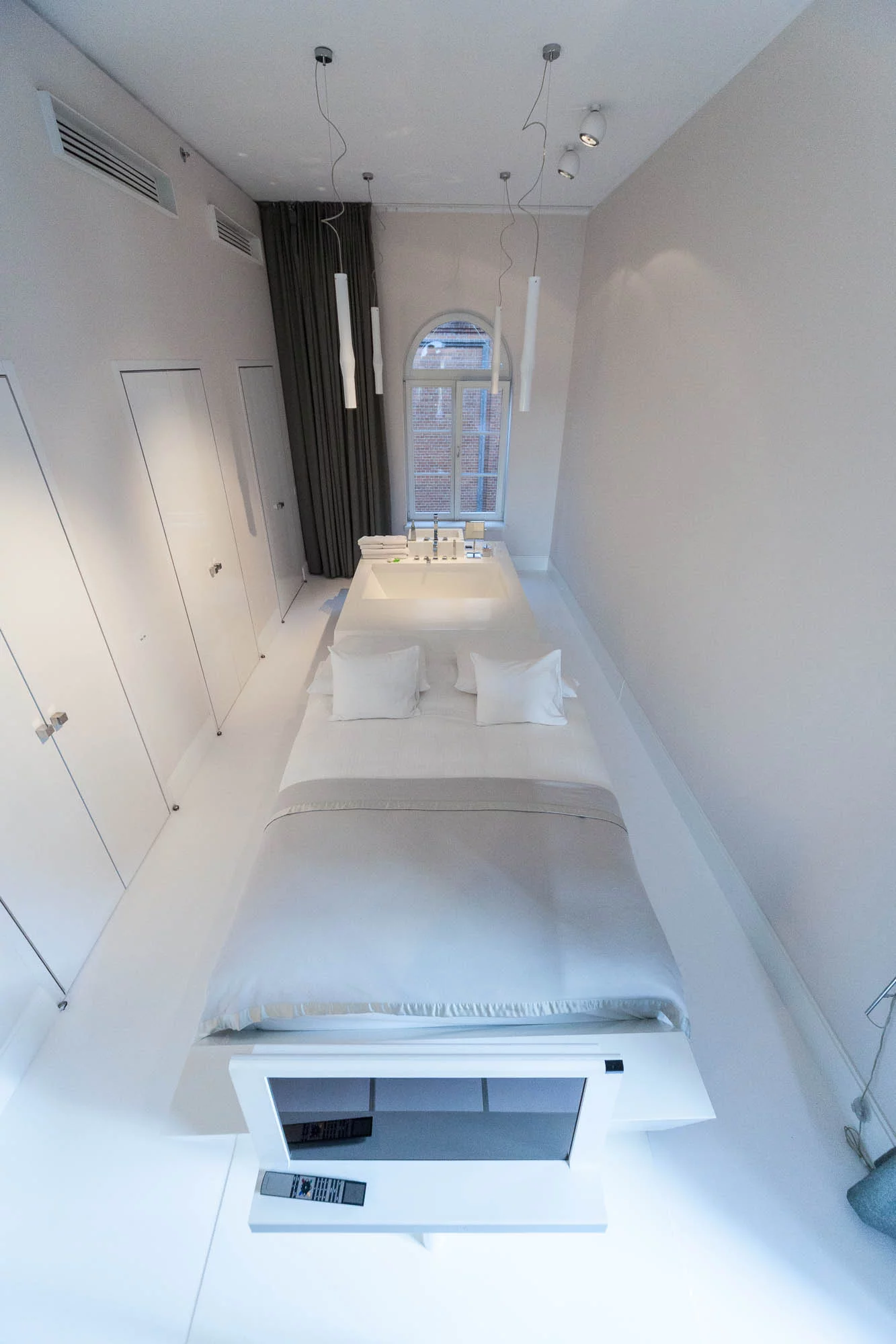 Blow Up Hall: white room interior (Photo: Loz Blain/gizmag.com)