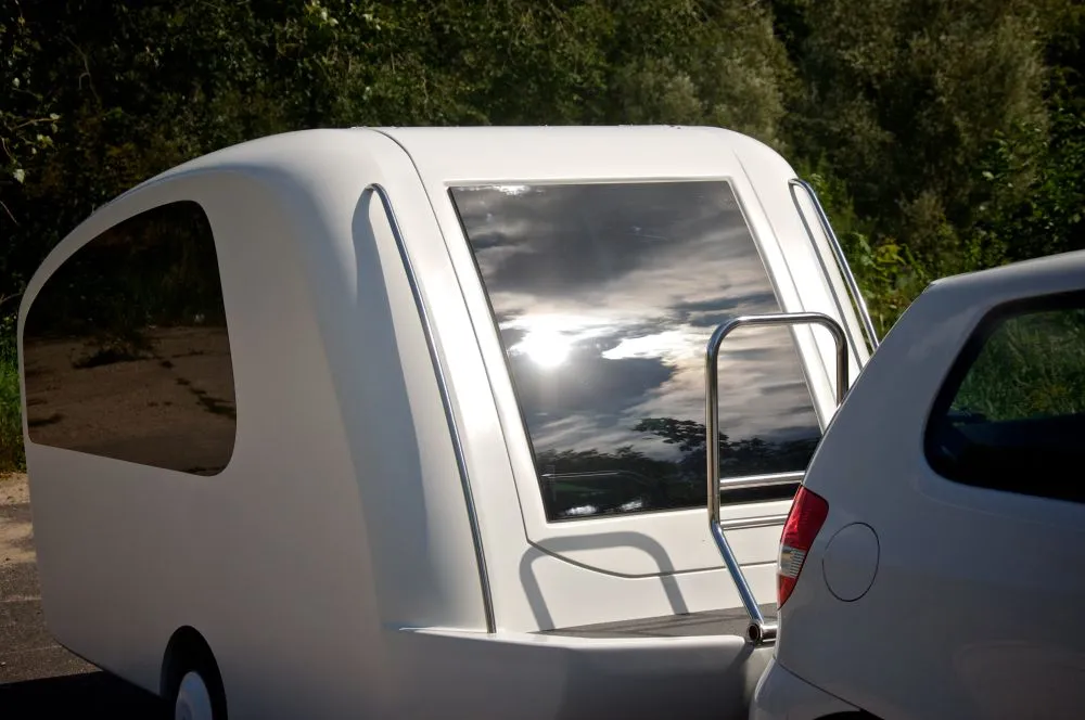 The floating trailer measures 389 cm (12.8ft) of overall length, 160 cm (5.25ft) of width, 185 cm (6ft) of height and 156 x 200 cm (5.1 x 6.56 ft) of the inside area, while the trailer weighs 380 kg (837.7lbs)