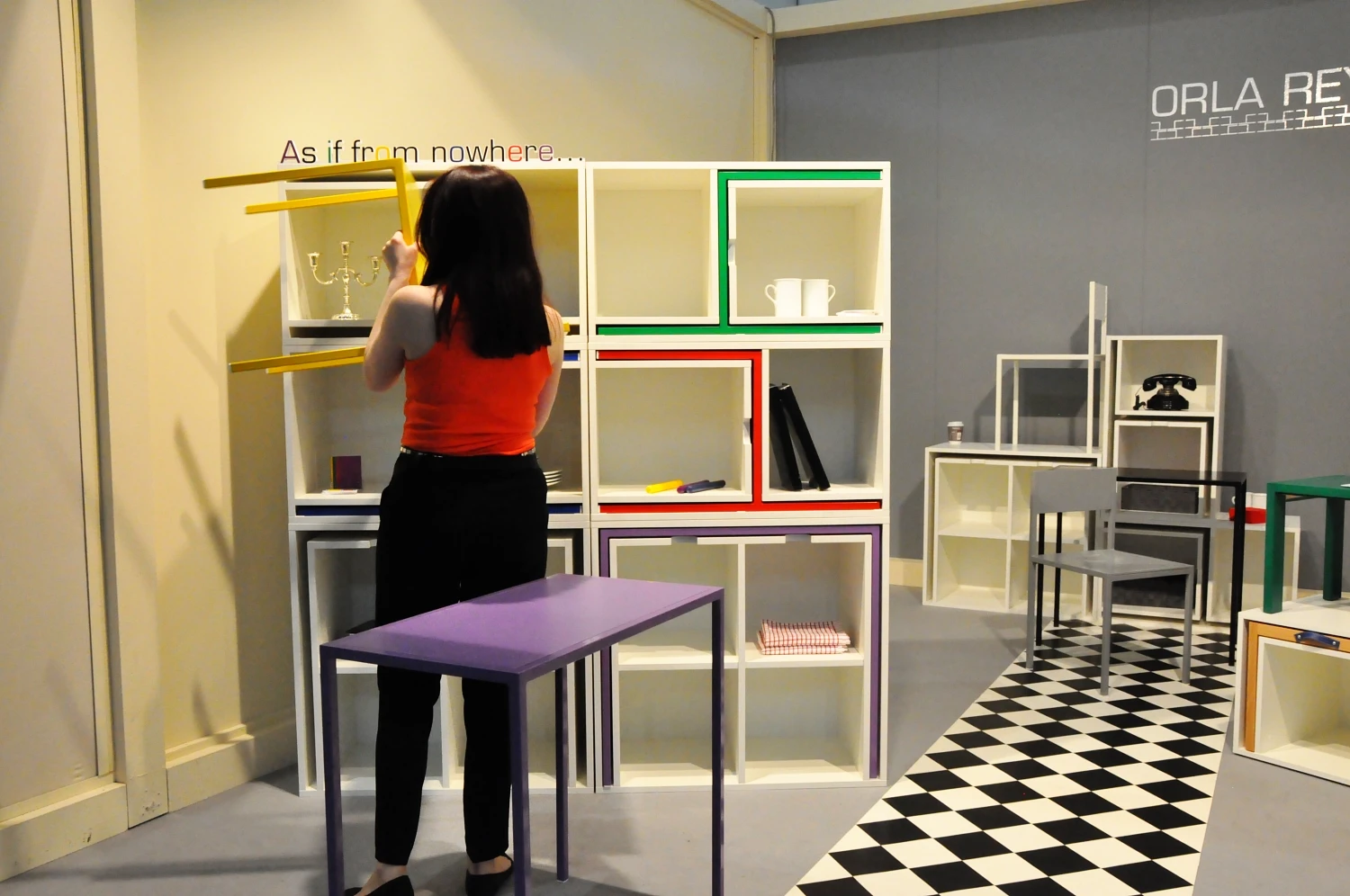 The modularbookshelf hides and stores within it's frame two tables andfour chairs