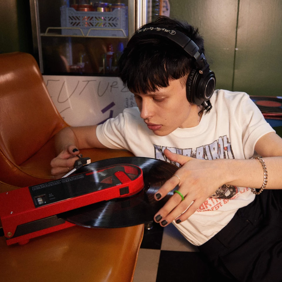 After feeding the Sound Burger with vinyl, the user listens to the music via Bluetooth headphones