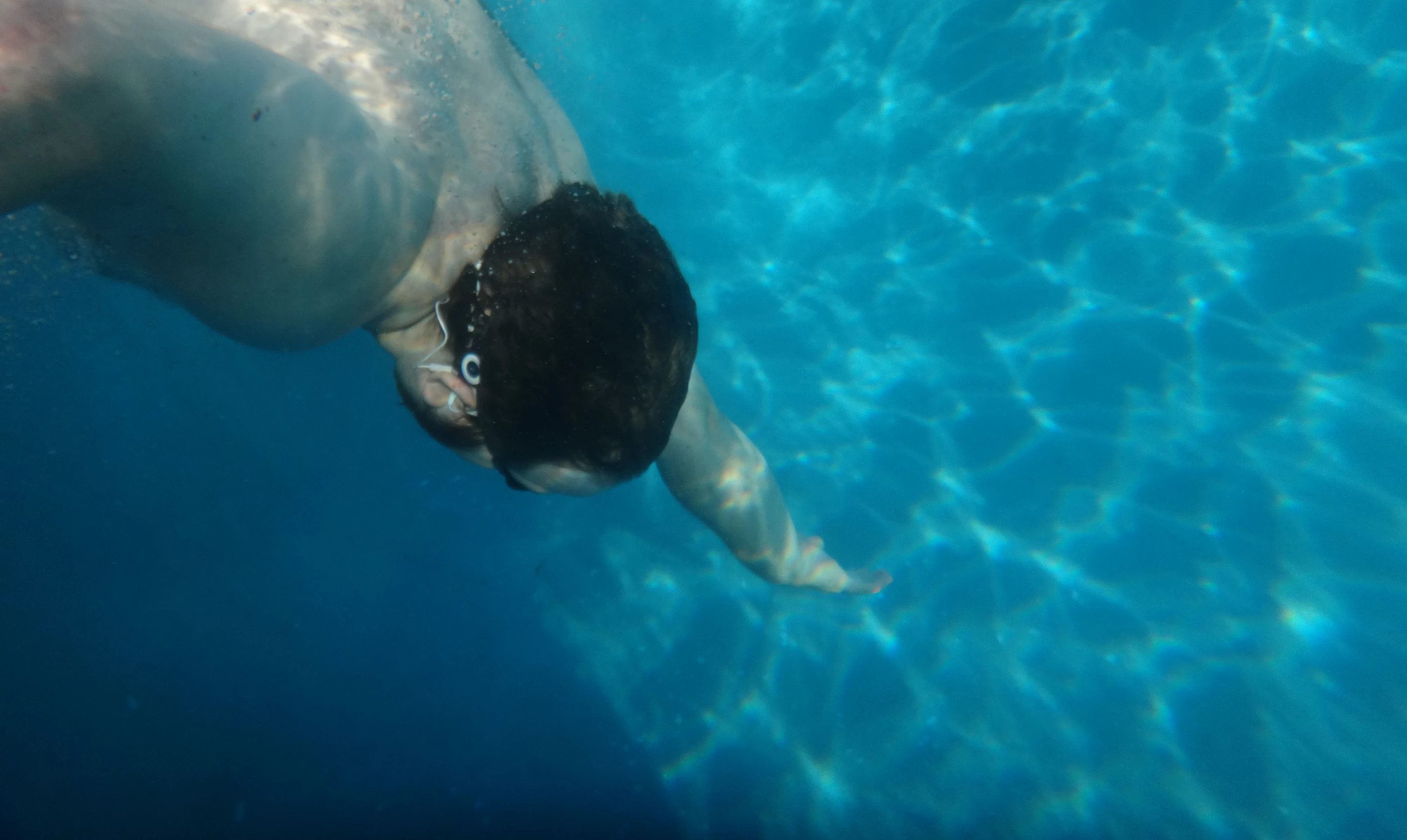At one point, I dove down towards the bottom of the 9 ft (2.7 m) deep pool and immediately understood why the Swimbuds' instructions advised against using them at greater depths