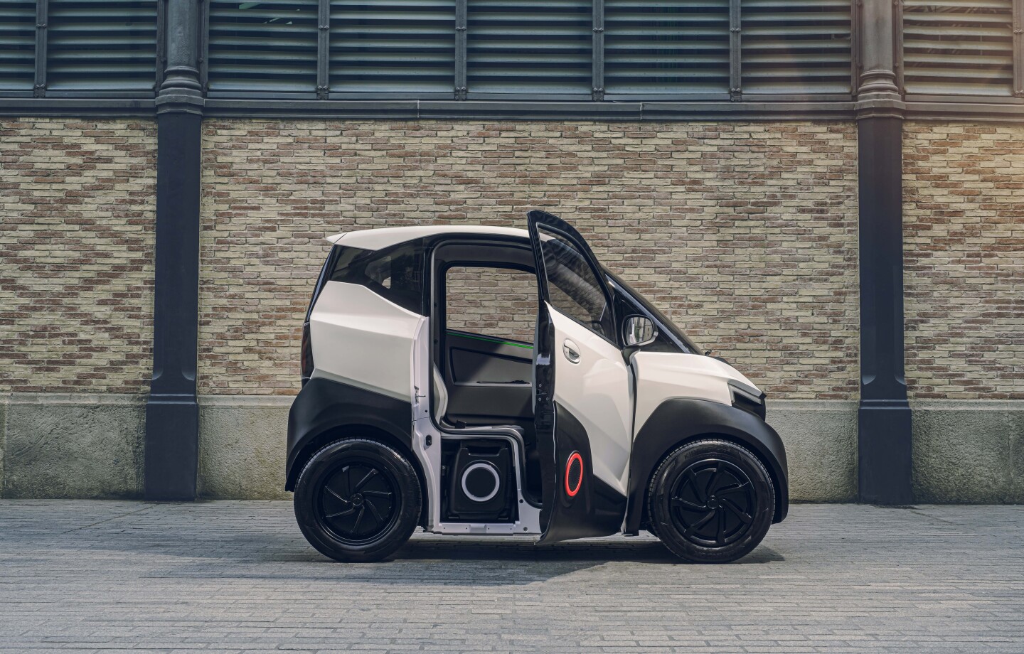 The Silence battery unit can be removed from the vehicle, and sports wheels and a handle for pulling to the nearest charge point