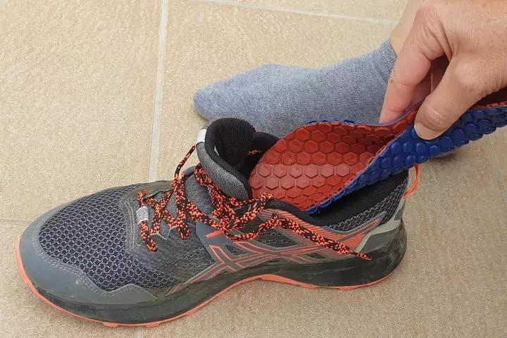 Solecooler combines mechanically powered heating and cooling into a single reversible insole