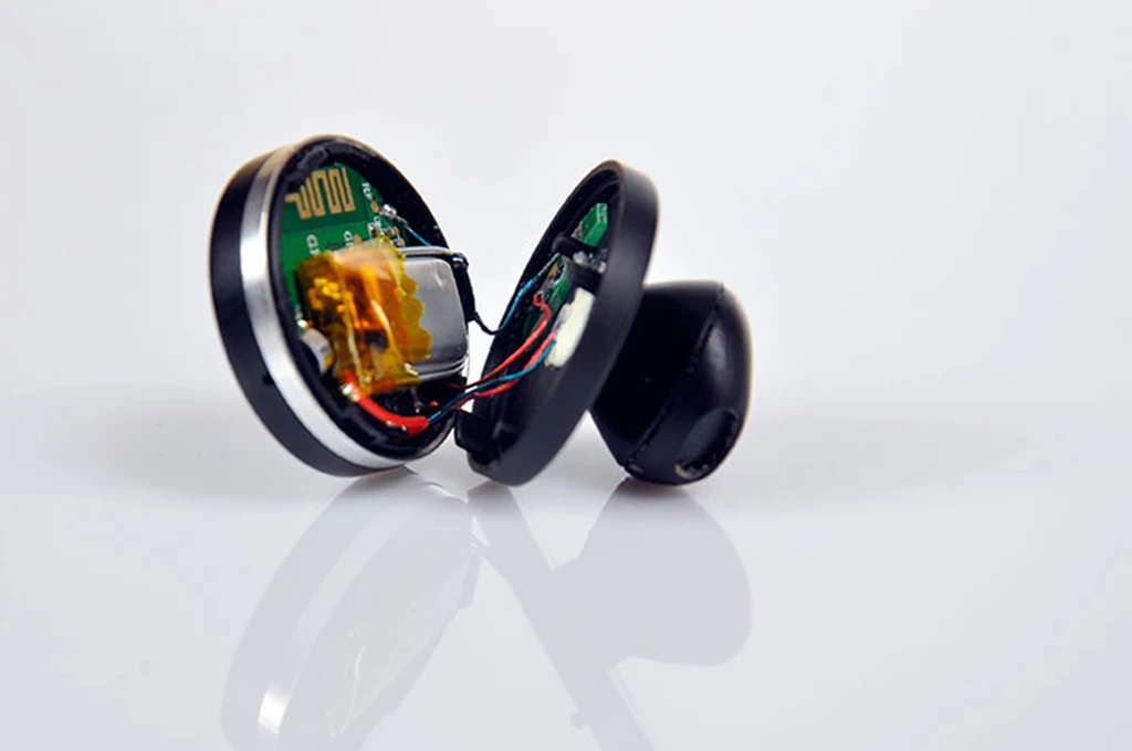 When a call is incoming, the earbuds alert you to who that caller is, to which a simple "yes" or "no" will be detected by an earbone microphone to determine whether the call is accepted