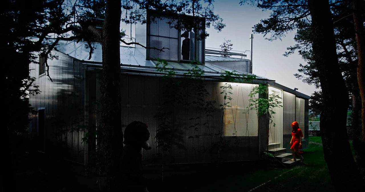 Espinar House features a south-facing greenhouse that can be opened to the outside during the summer, or collect some heat during colder months (Photo: Miguel de Guzmán)