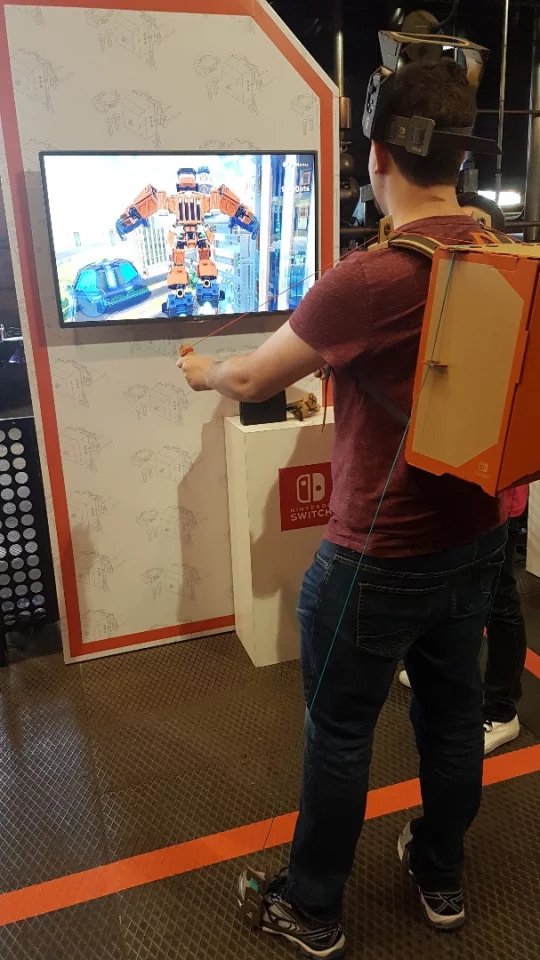 The Nintendo Labo Robot Kit includes a backpack, handles, flip-down visor, foot straps, and a pulley system