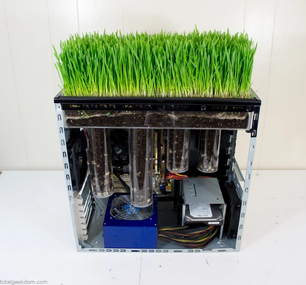To get extra heat into the soil, a series of acrylic tubes protruding down inside the machine were introduced, which in turn proved the ideal place for a substrate to allow drainage of the soil (Photo: Total Geekdom)