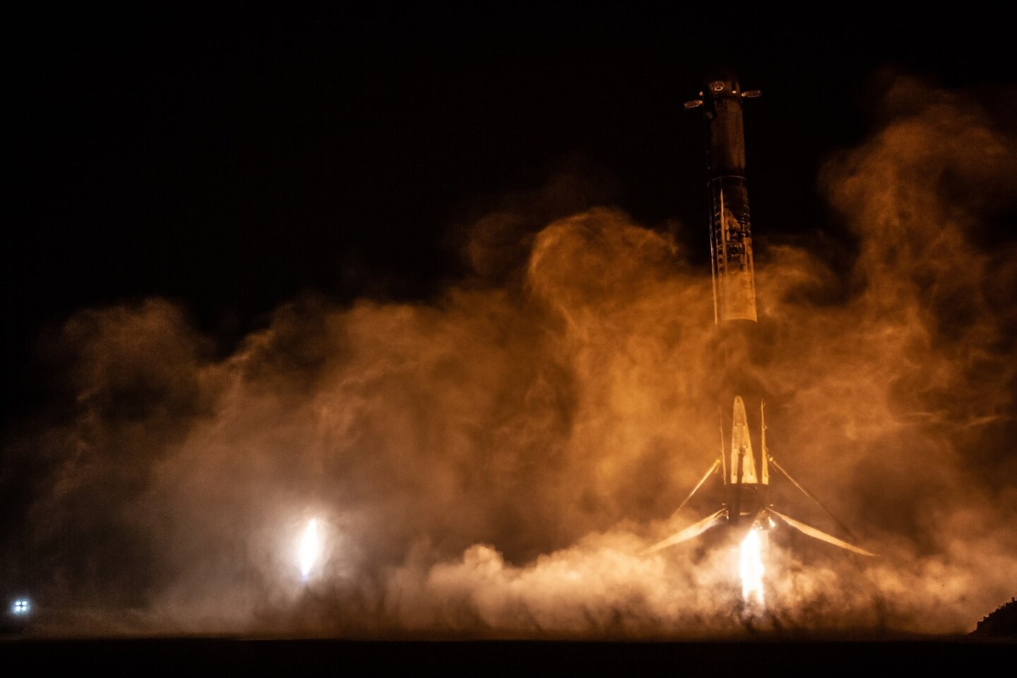 Falcon Heavy side booster comes down to land