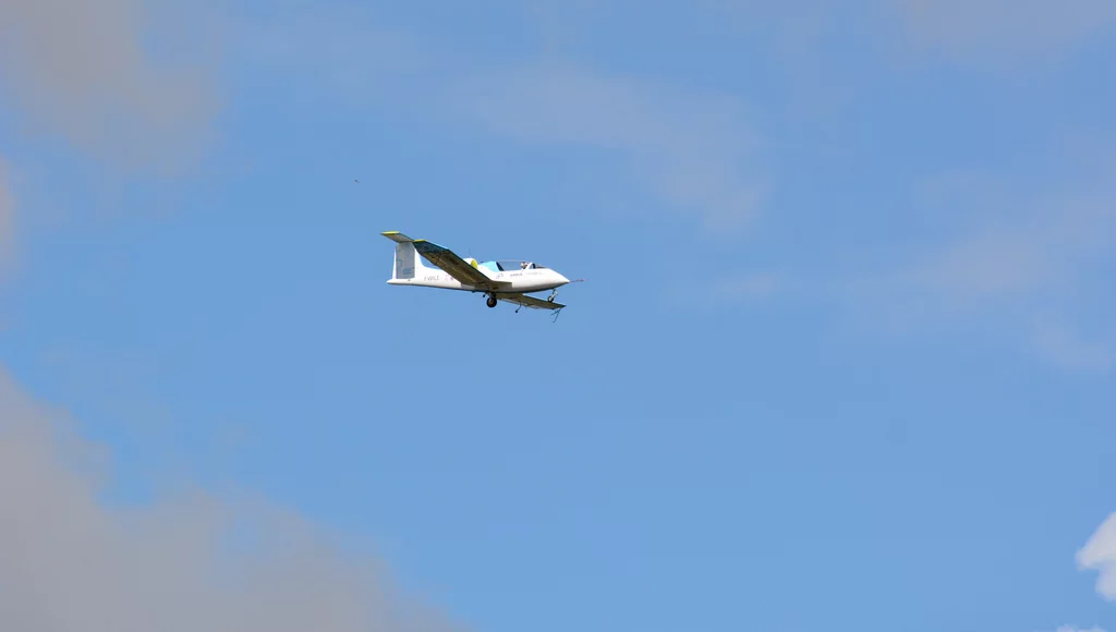 The first public flight of the electric E-Fan