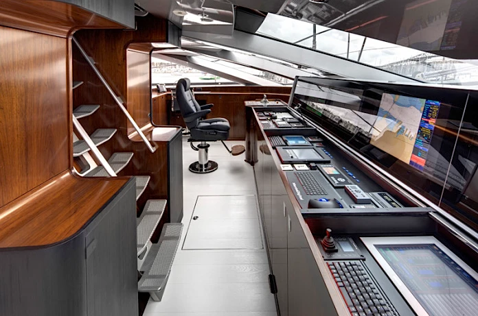 S/Y Vertigo bridge