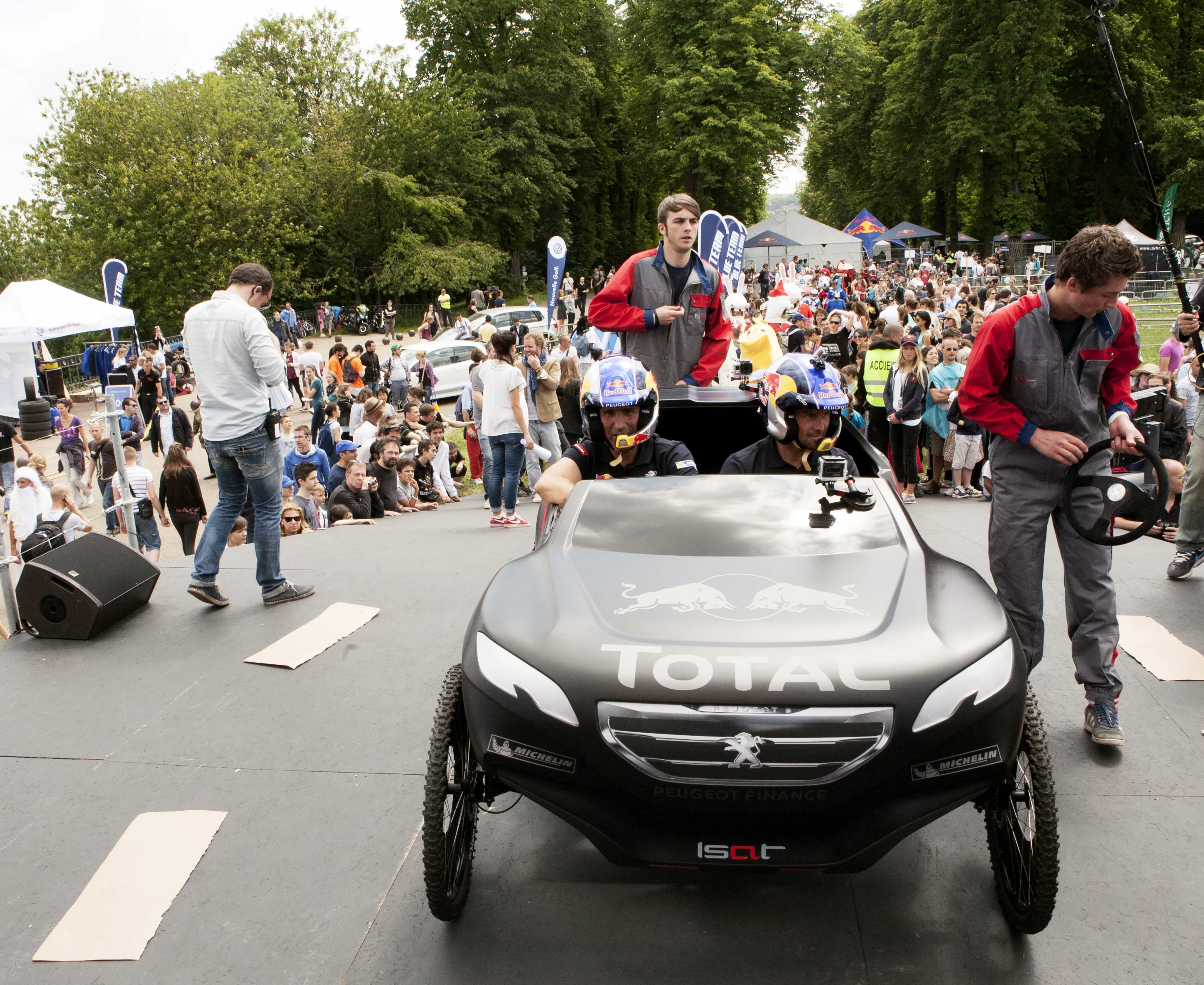 The 2008 DKR soap box car takes a run at the 2014 Red Bull Soapbox race in Paris (Photo: Red Bull Content Pool)