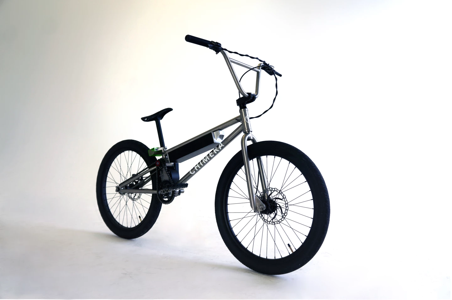 The Chimera BMX comes with a 52-V/8.4-Ah battery enclosed in aluminum housing that's mounted to the top tube of the titanium frame