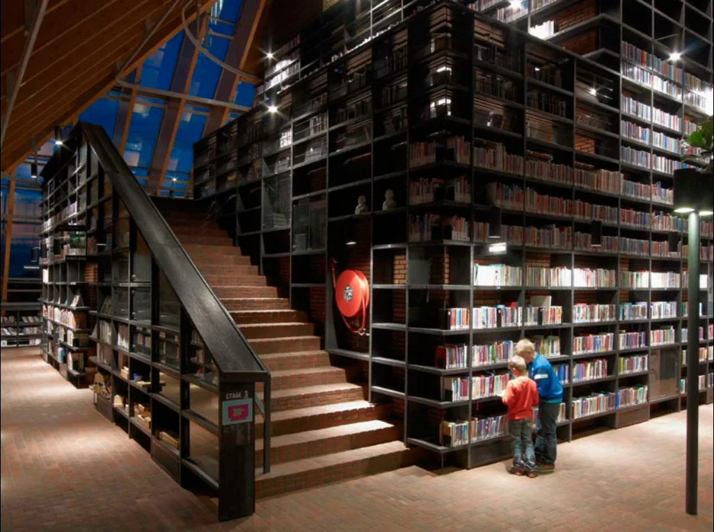 Lighting positioned above the book cases (and in alcoves and corridors) provides for reading and browsing comfort (Photo courtesy of MVRDV/Jeroen Musch)