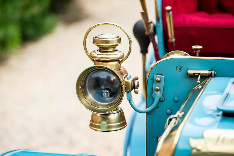 The Panhard 1901 7hp sidelight, right