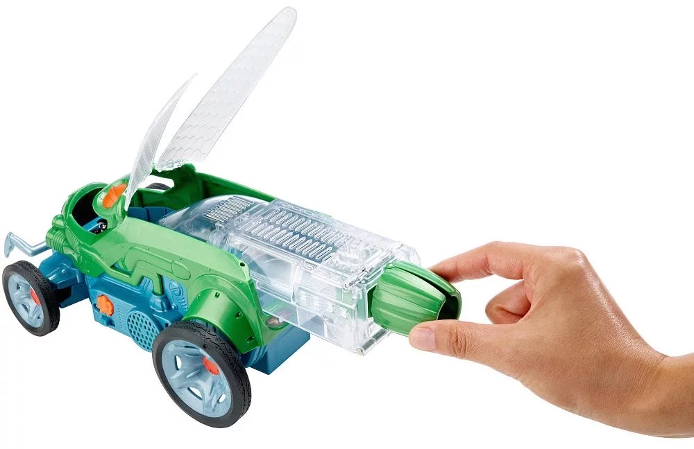 The cricket habitat is placed within the Bug Racer