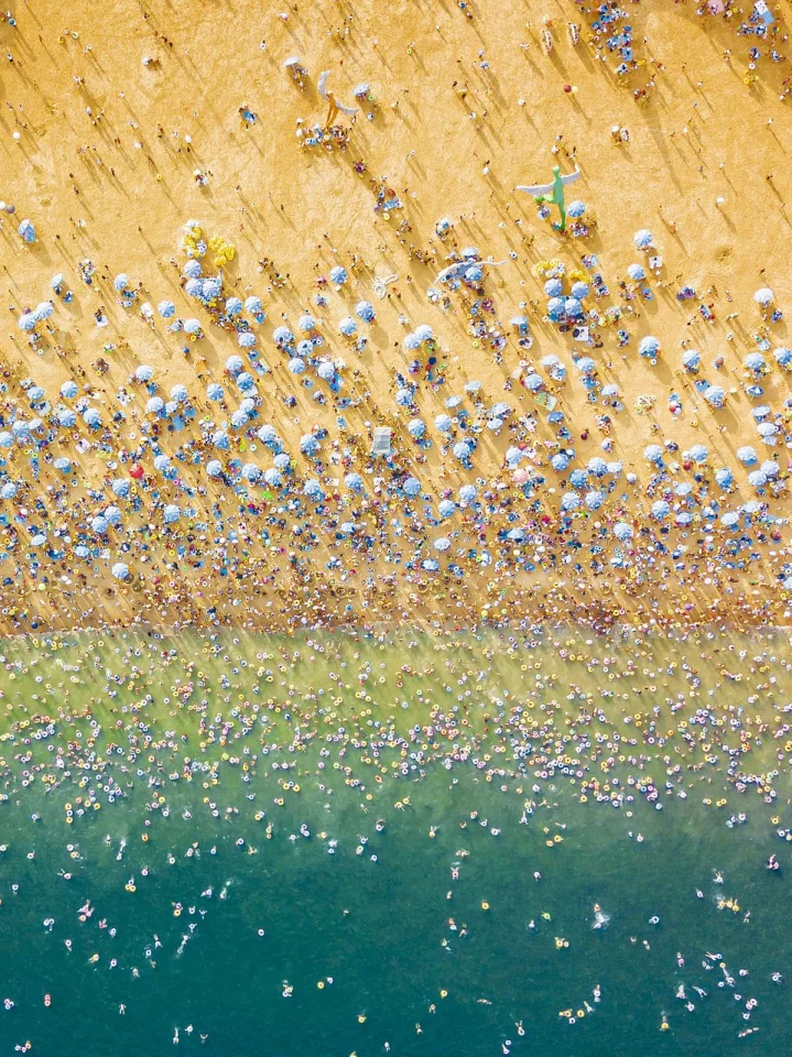 'Overcrowded'. Dameisha beach, China
