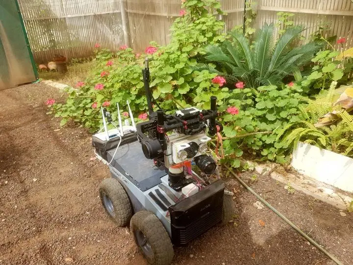 The Robat relies an ultrasonic speaker and a pair of ultrasonic microphones to mimic the echolocation abilities of bats