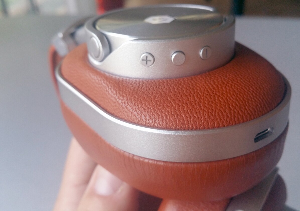 The Master & Dynamic MW60 headphones has buttons that click lightly with minimal noise