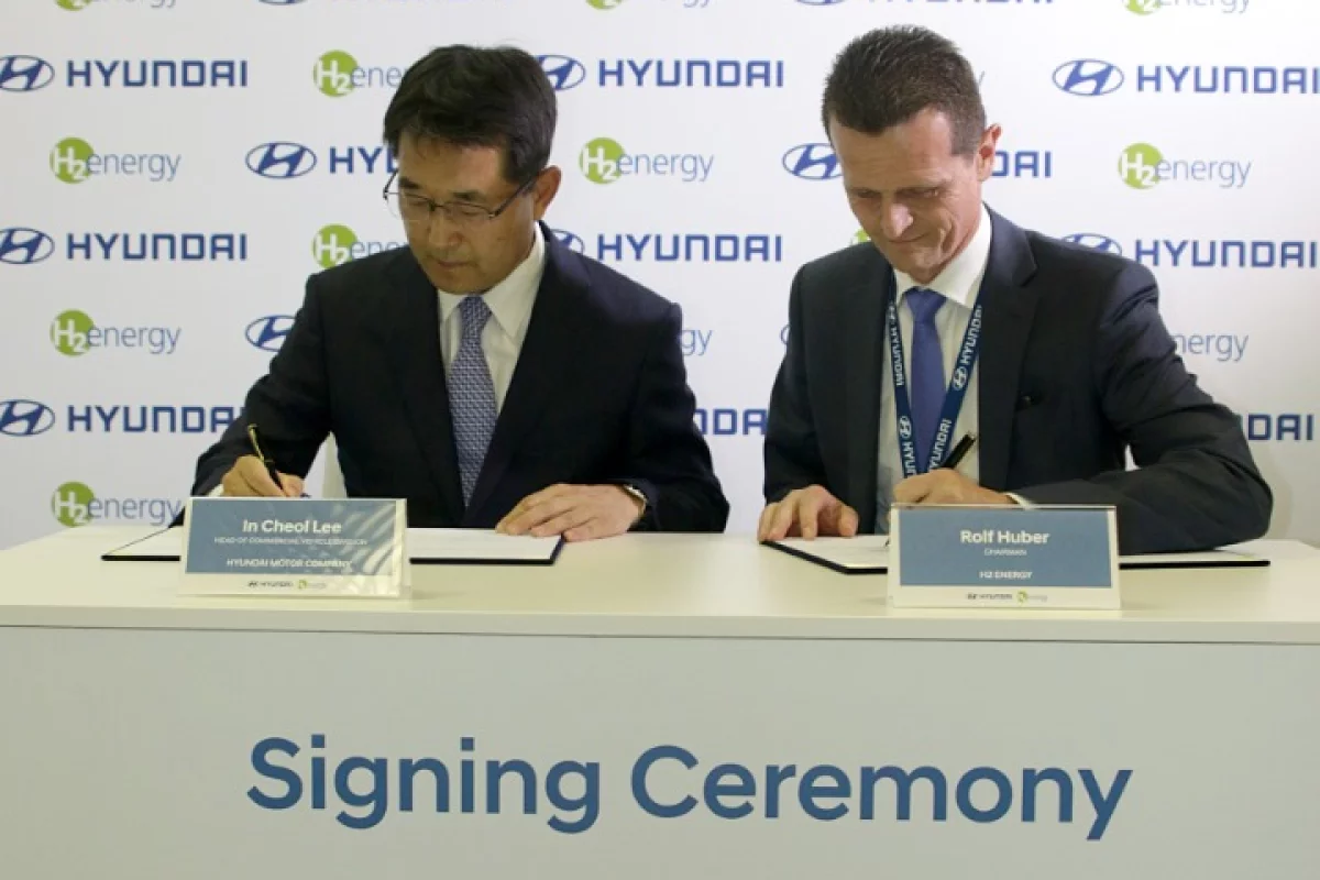 The Hyundai Motor/H2 Energy signing ceremony