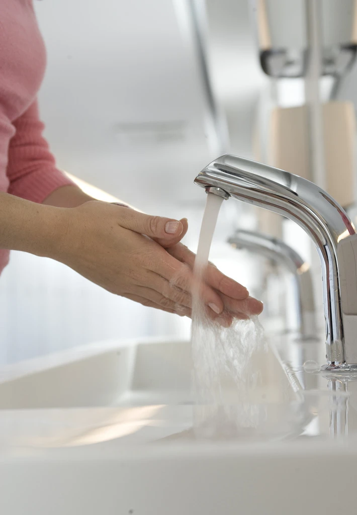 A study has shown that more bacteria are present in water dispensed from hands-free electronic-eye faucets, than in that from conventional faucets(Photo: SCA Svenska Cellulosa Aktiebolaget)