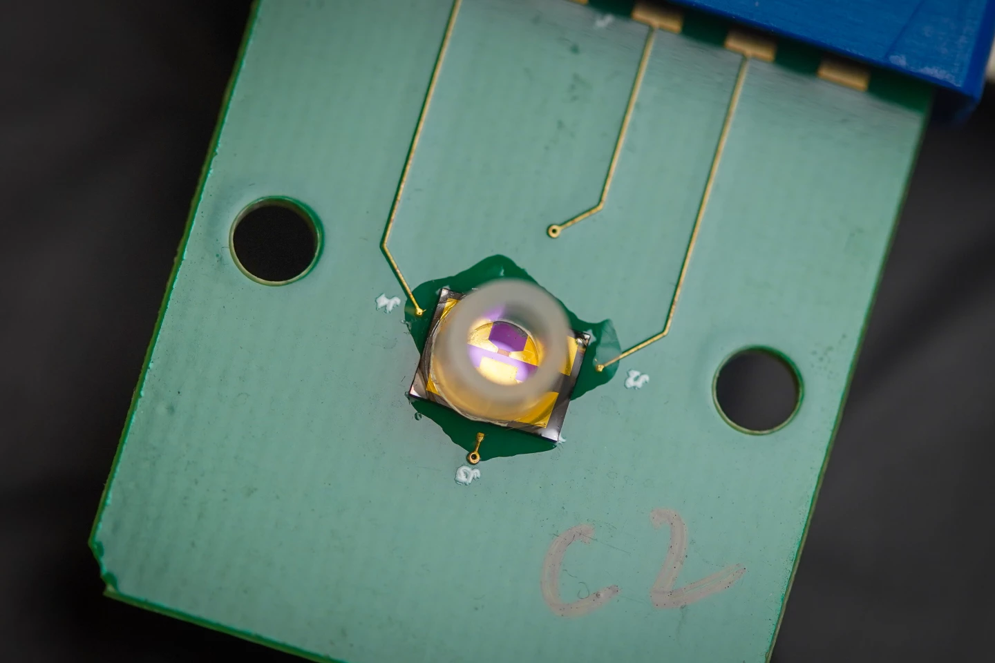 A close look at the device's GFET-equipped chip, with the source, drain and gate electrodes clearly visible