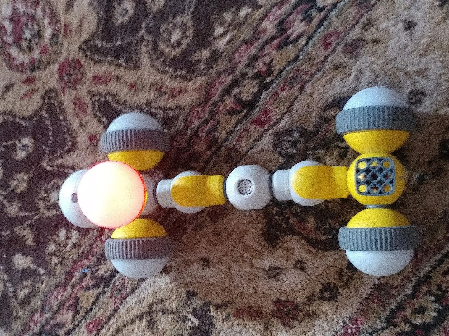 The Shaker design with the Mabot kit is activated by pushing the kinetic sensor (at rear, right), which causes the two joints in the middle to swivel in opposite directions, snake-like, pushing the Shaker forward