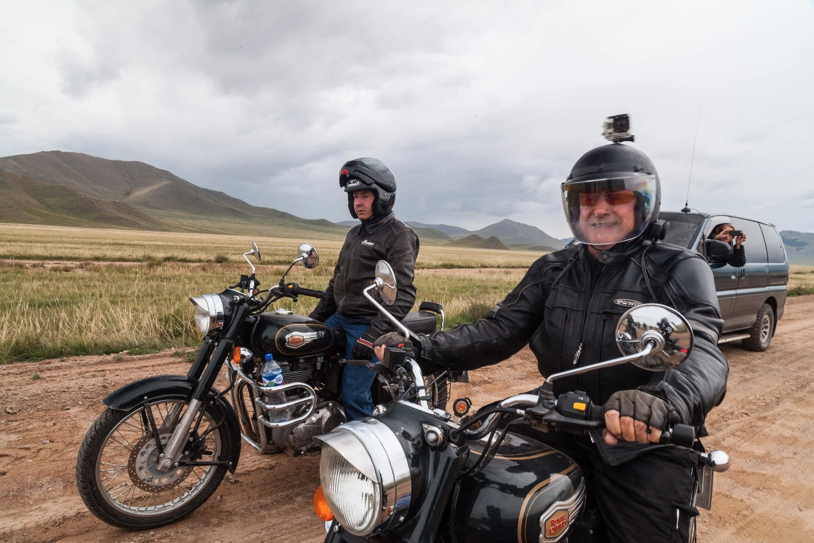 Chris Auld and DJ Seddon enjoy a break between Telmen and Nomrog