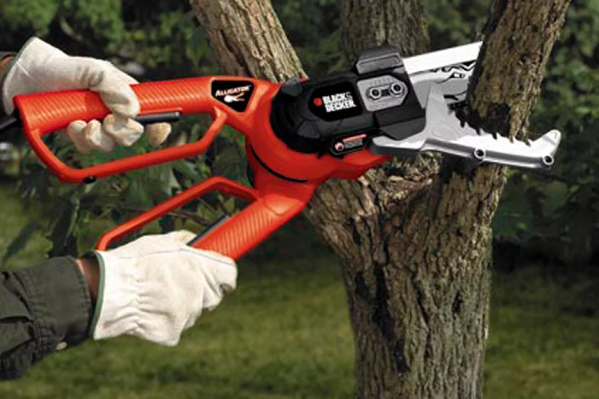 The Black & Decker Alligator Lopper LP1000 makes light work of branches and logs up to 4 inches in diameter