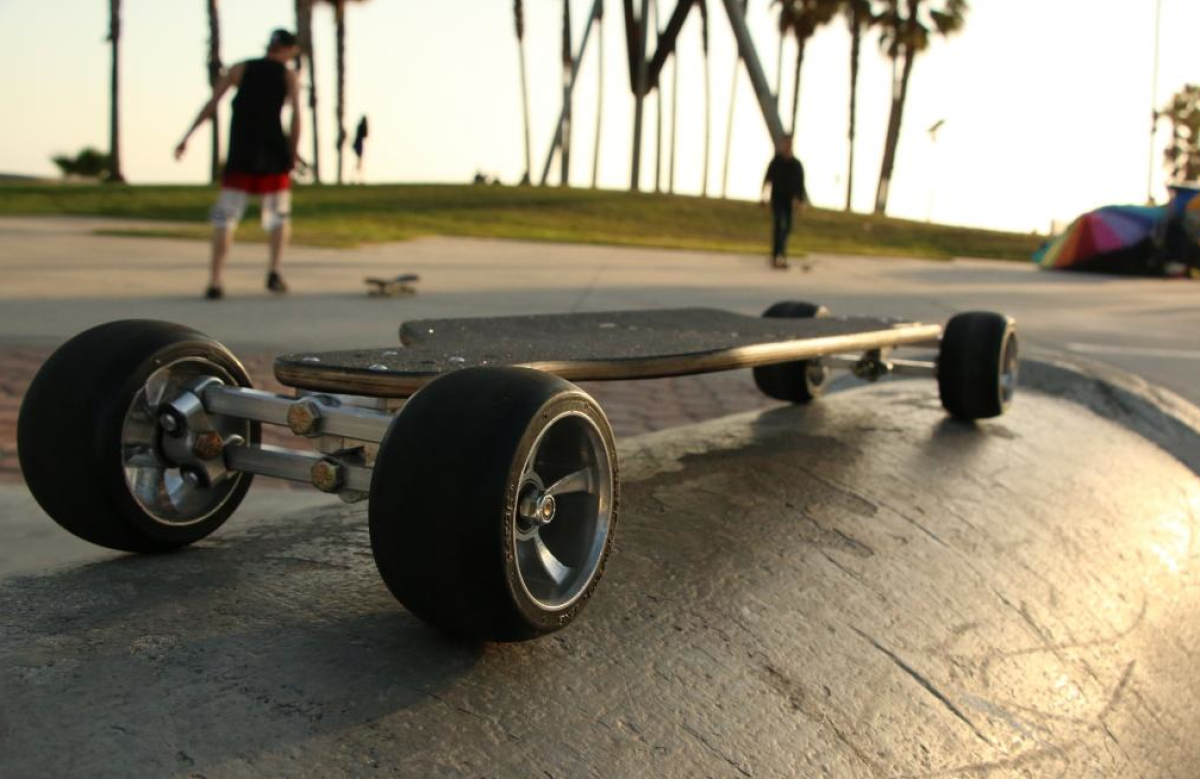 Lean Skateboard initiates sure turns with tilting, multilink wheels