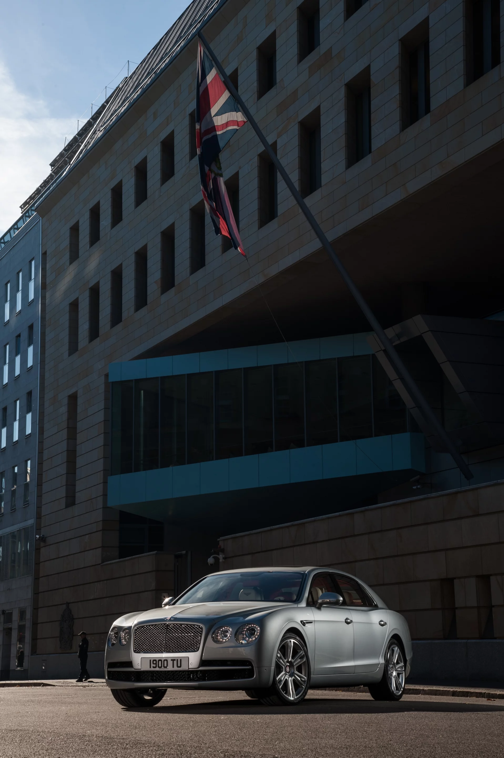 The Flying Spur V8 hits 62 mph (100 km/h) in 5.2 seconds