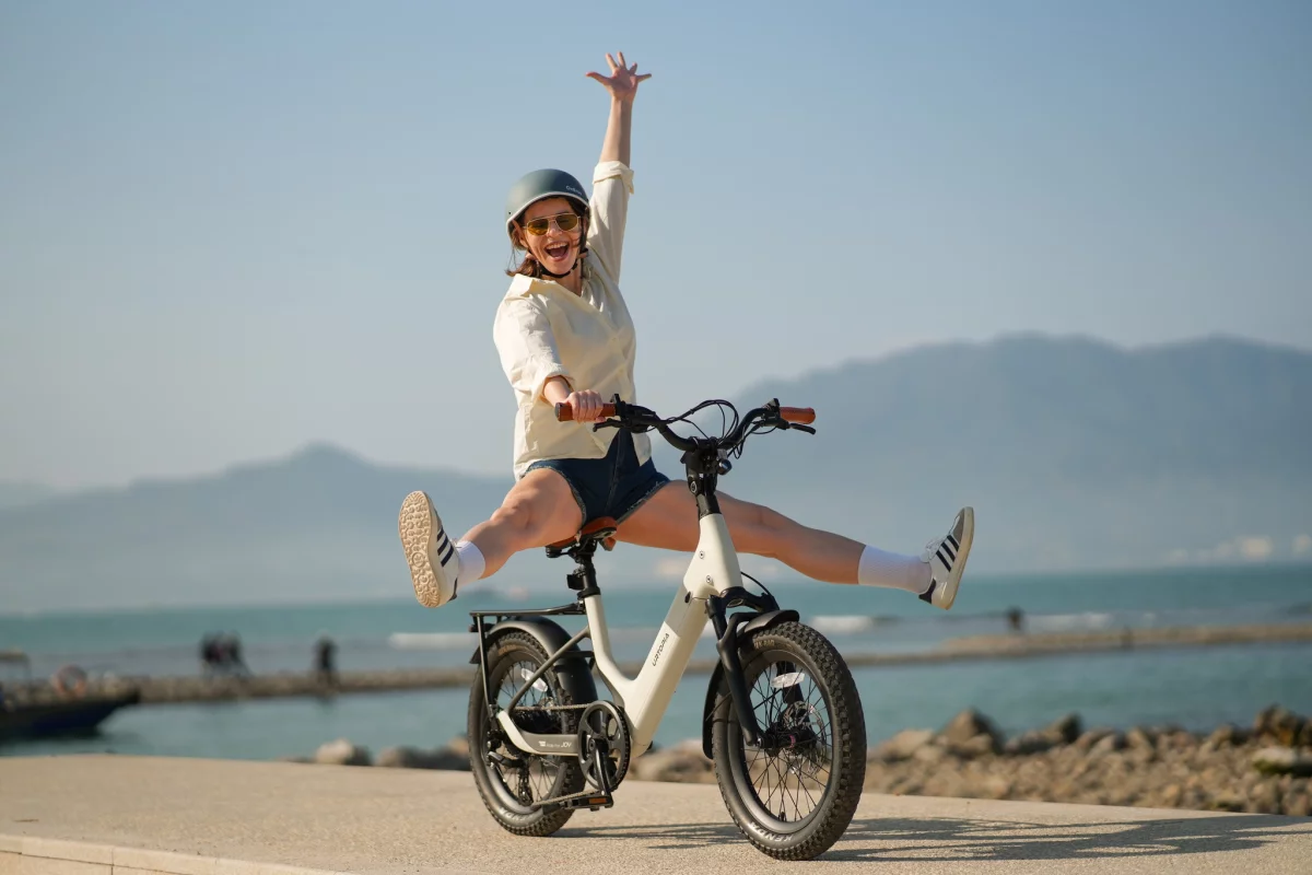 The Joy Carbon includes a thumb throttle for pedal-free rolling at up to 20 mph