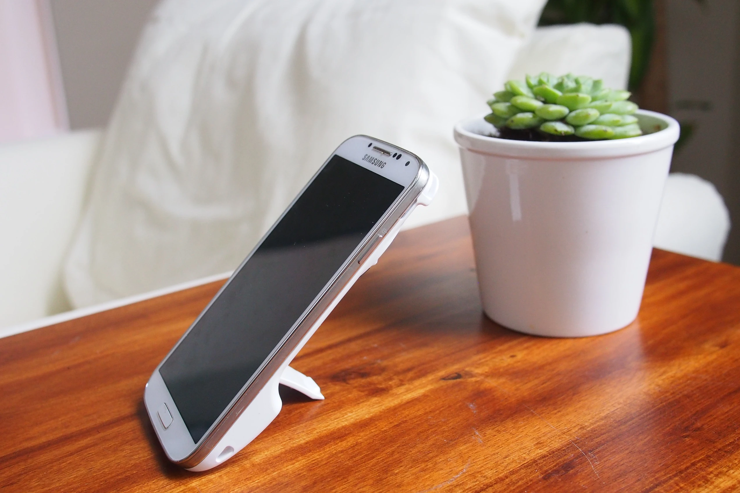 The integrated kickstand can support the S4 in landscape or portrait viewing mode