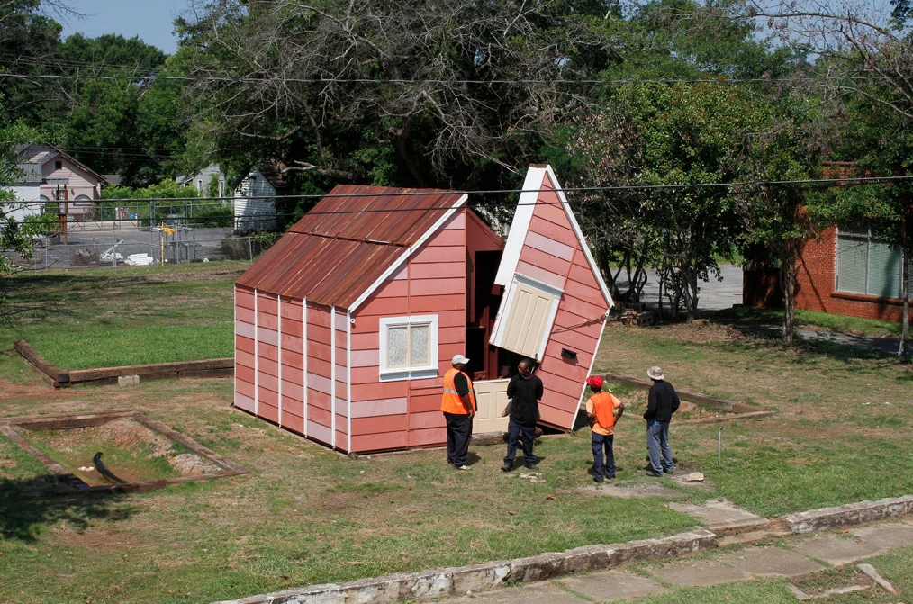 Breathing new life into the old abandoned property, Mazzotta erected the convertible Open House by using wood from the original structure
