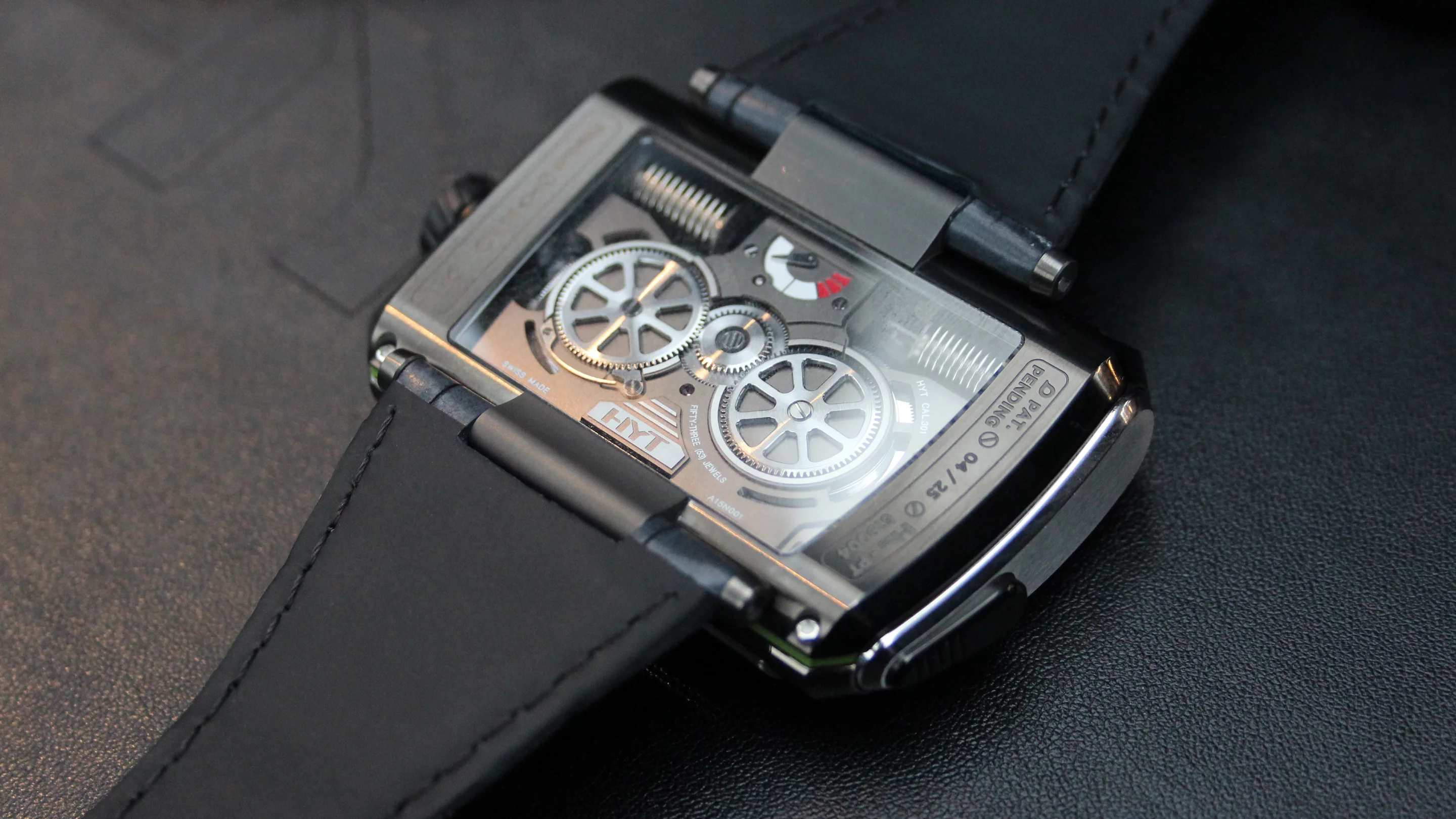 A power reserve indicator is located on the rear of the H3 watch (Photo: Chris Wood/Gizmag)