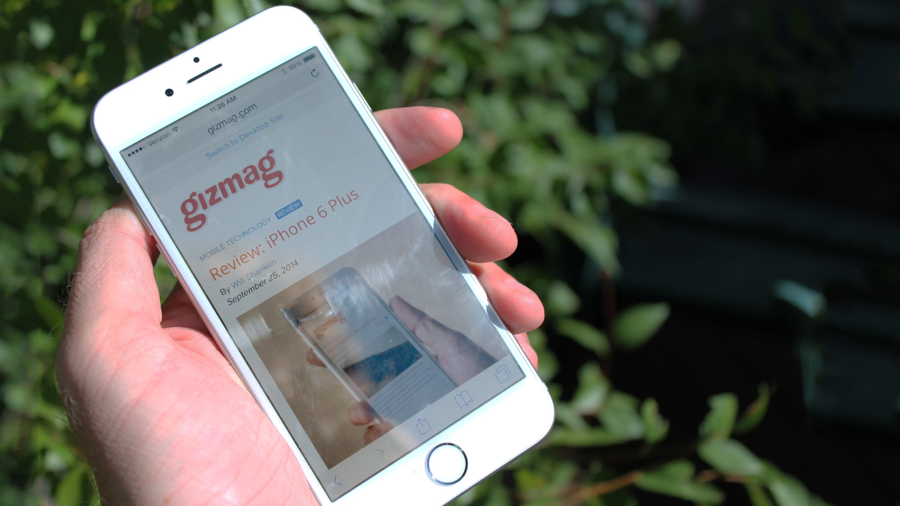 Gizmag reviews Apple's new 4.7-in flagship, the iPhone 6 (Photo: Eric Mack/Gizmag.com)