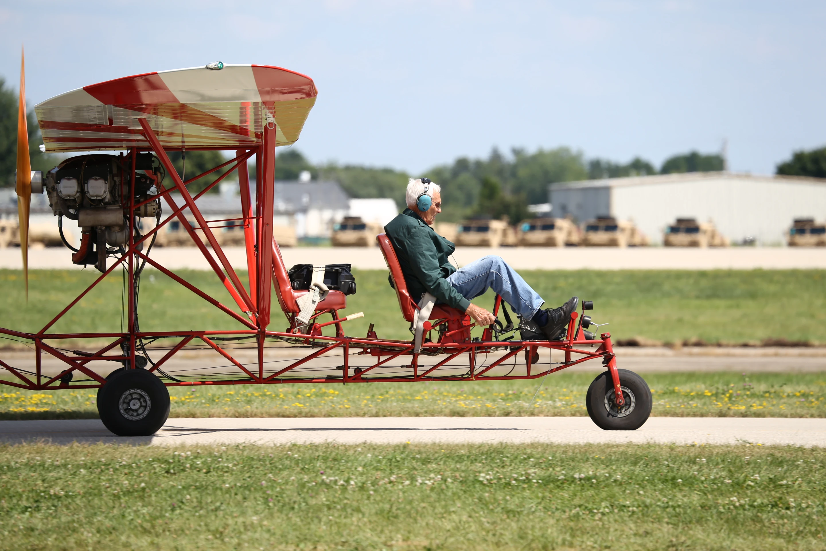 A gathering of Breezy’s taxiing down the runway (Photo: Angus MacKenzie/Gizmag.com)