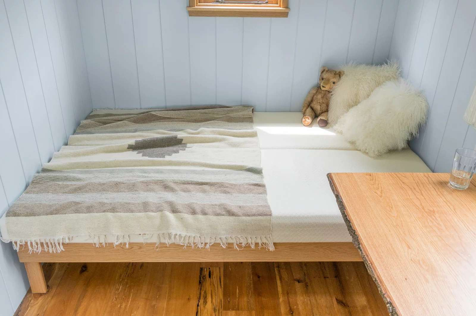 The sofa bed, in bed mode (Photo: Güte)