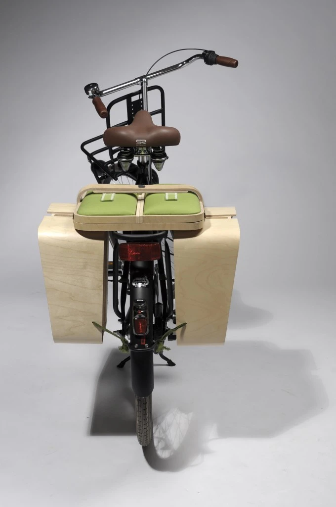 The Springtime picnic set contains two side storage compartments, with enough space for cutlery, plates, cups, and food and drink for two