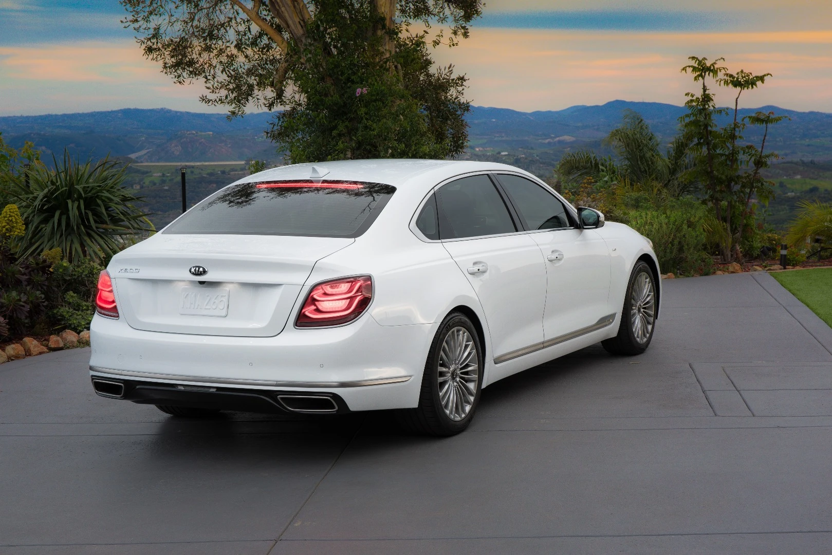 Kia’s designers aimed towards “The Gravity of Prestige” as their mantra for this new K900 model
