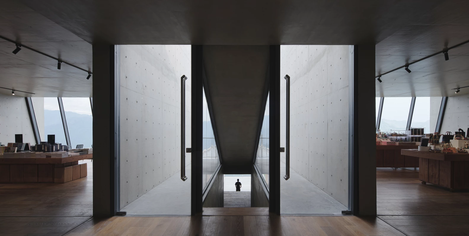 Strategic openings bring the outside in, framing natural portraits of the canyon