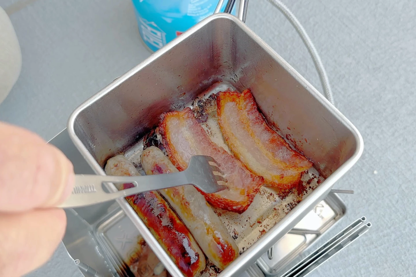 The Box-Pot in bacon-and-sausage-frying action