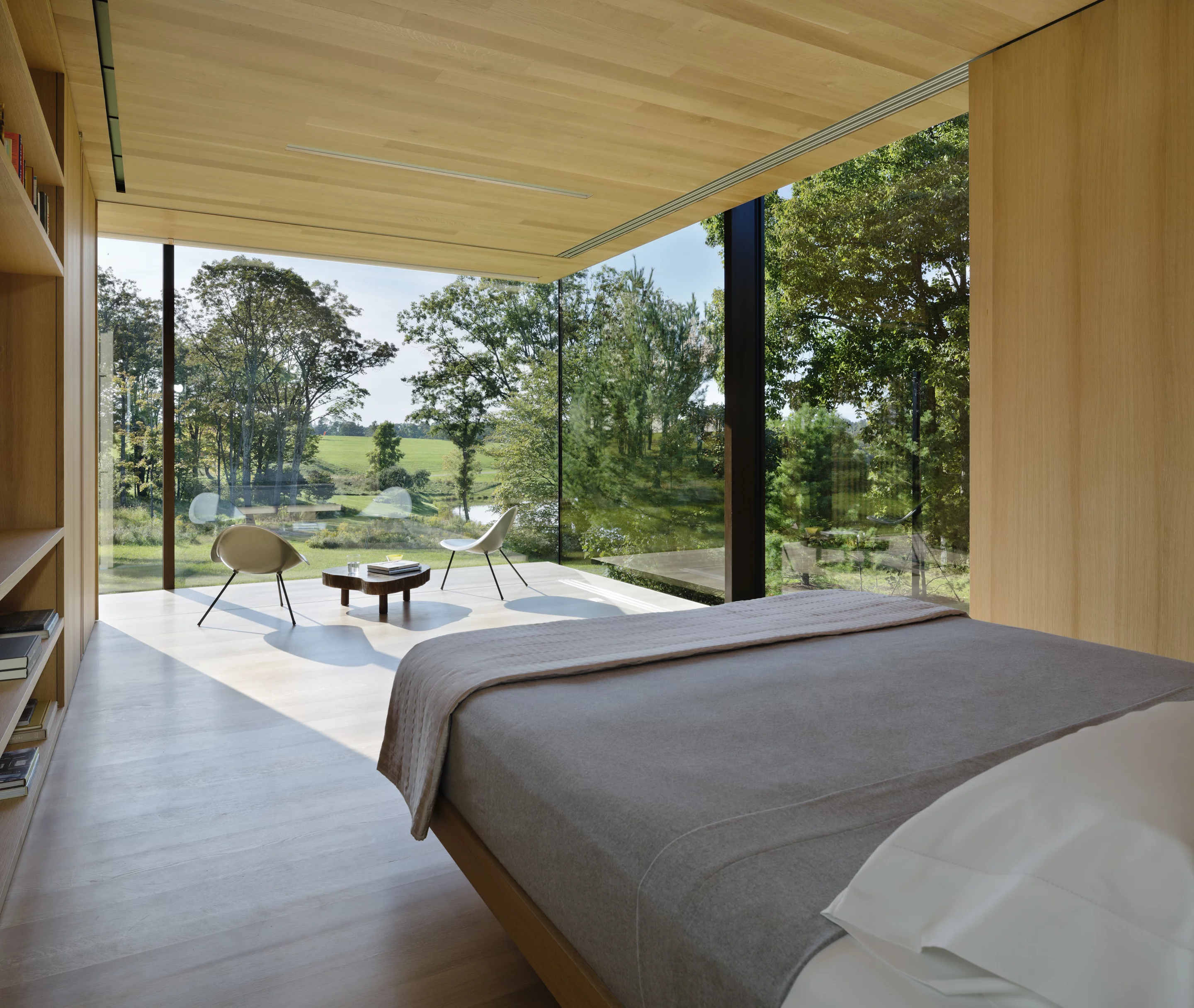 This elegant structural solution uses the minimum amount of materials to achieve expansive, open living areas at both ends of the house