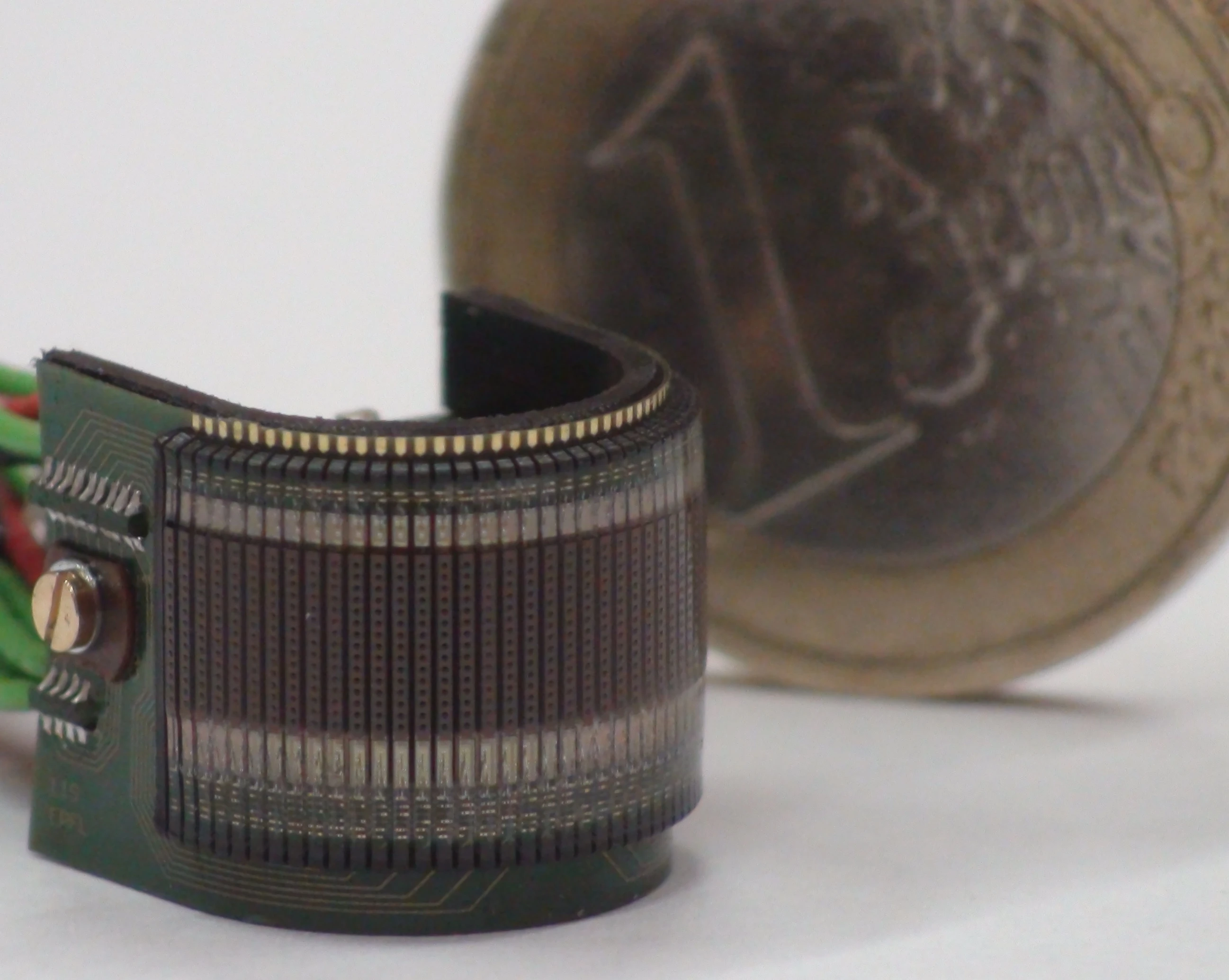 Size comparison between CurvACE and one-euro coin