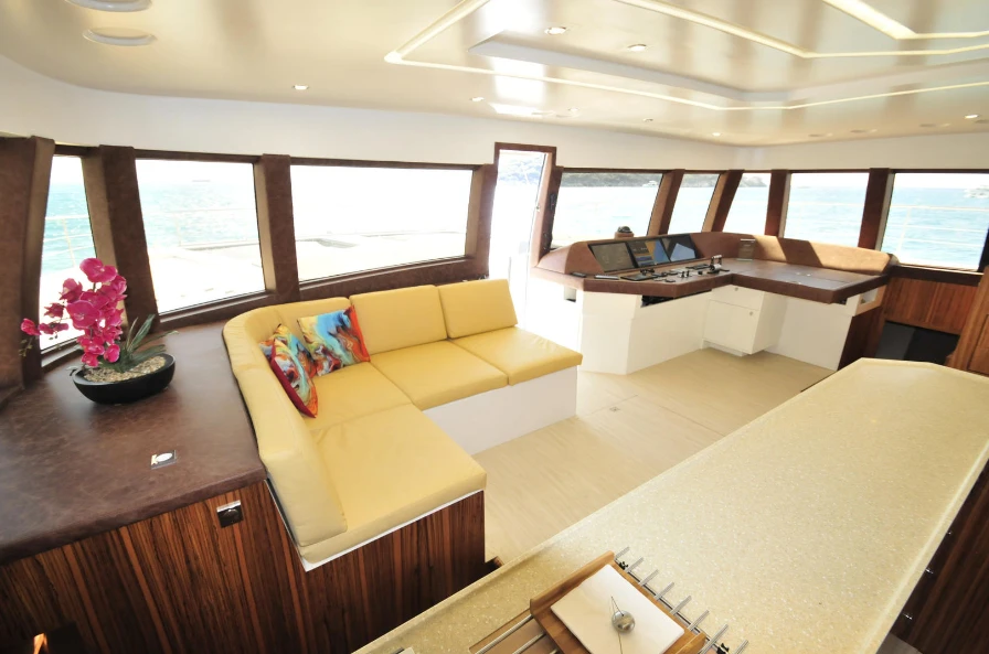 Most of the furniture is a part of the Solarwave 64's structure, which saves weight and brings more space