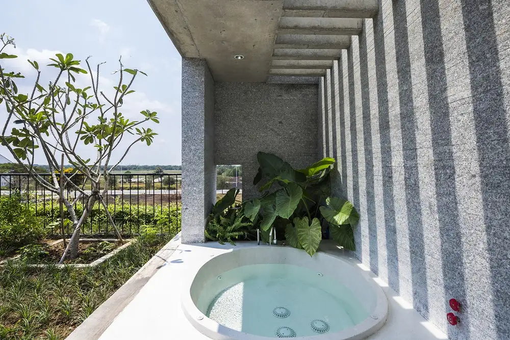 Binh House has a jacuzzi